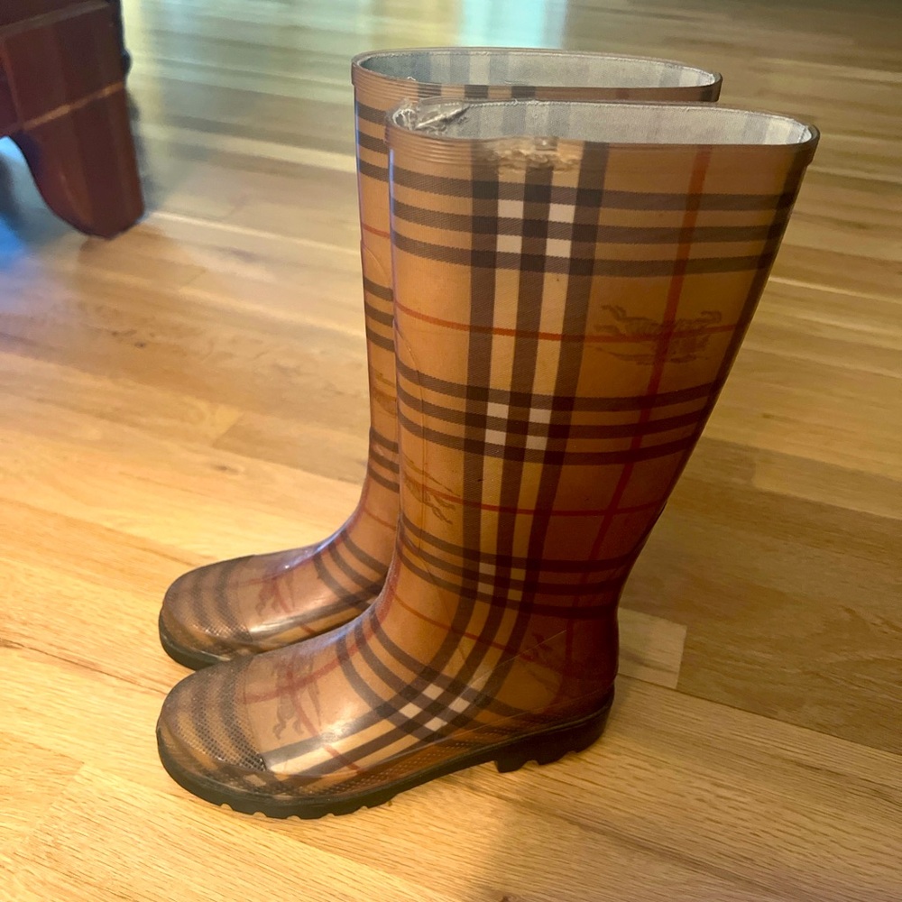 Burberry Check Rain Boots Size 39 (US 9) — Classic Nova Print